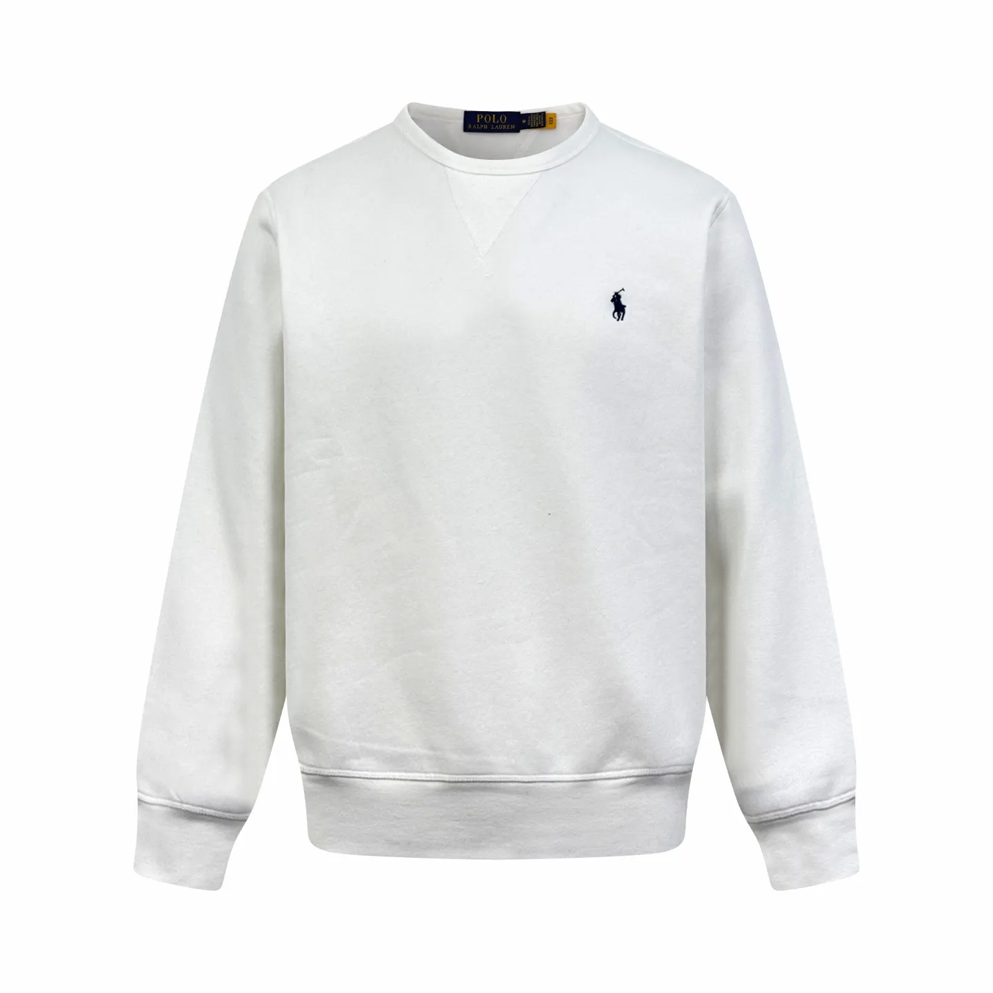 P280 Ralph Lauren logo embroidered sweatshirt. Customized cloud-like honey cotton fleece sweatshirt material. It feels delicate and comfortable against the skin. It is dressed in pure white and exudes innate elegance. The exquisite indigo pony logo is embellished with it. It is highly recognizable. It brings an atmosphere of freedom and vitality. Pure and agile color symphony. It outlines a high-end silhouette with extreme simplicity. It becomes the smart focus of the vision and shows taste in silence. Craftsmanship 1: Adopting imported machine embroidery technology and using advanced computer control systems and precision mechanical components to achieve the iconic pony embroidery operation with high precision and smooth and delicate lines. Process 2: Using the Hasuo process and sewing with a specific machine. The Hasuo fastness is high and adds visual effects. It is time-consuming and labor-intensive. Process 3: The fabrics are washed and have a better hand feel. Not easy to deform, not easy to shrink, not easy to fade, and maintain long-term beauty. Accessories: Customized 1:1 Ralph Lauren trademark Fit: Fitted Size: S M L XL Style No.: 25296